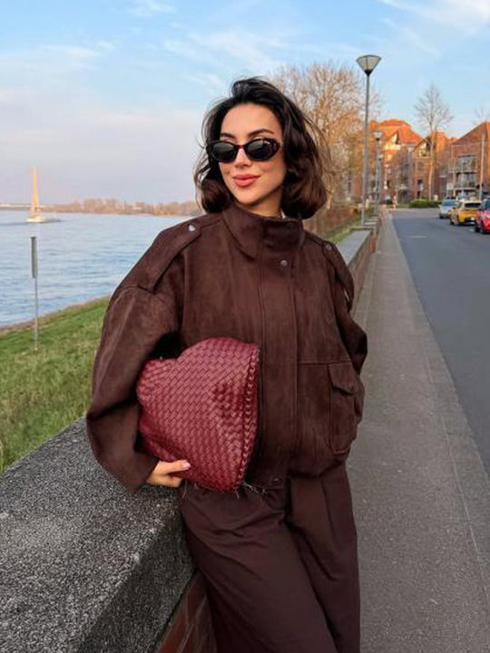 Damen Oversize Veloursleder-Bomber mit Schulterpatten, Pattentaschen und hohem Stehkragen Nord Taschen