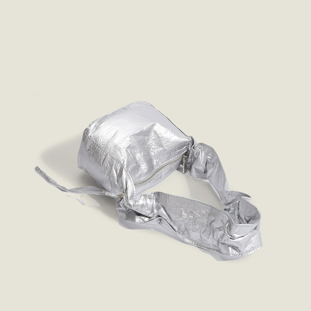 Damen Umhängetasche mit innovativem, metallischem Glanz und stylischem Kordelzug Nord Taschen