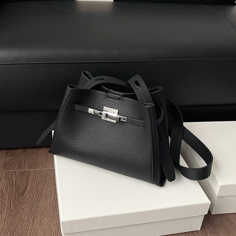 Damen Umhängetasche aus strukturiertem Leder mit modernem Design Nord Taschen