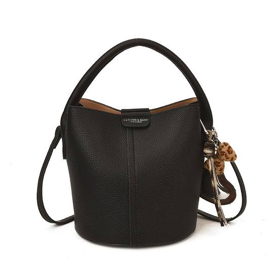 Damen Bucket-Handtasche mit minimalistischem Design und abnehmbarem Anhänger Nord Taschen