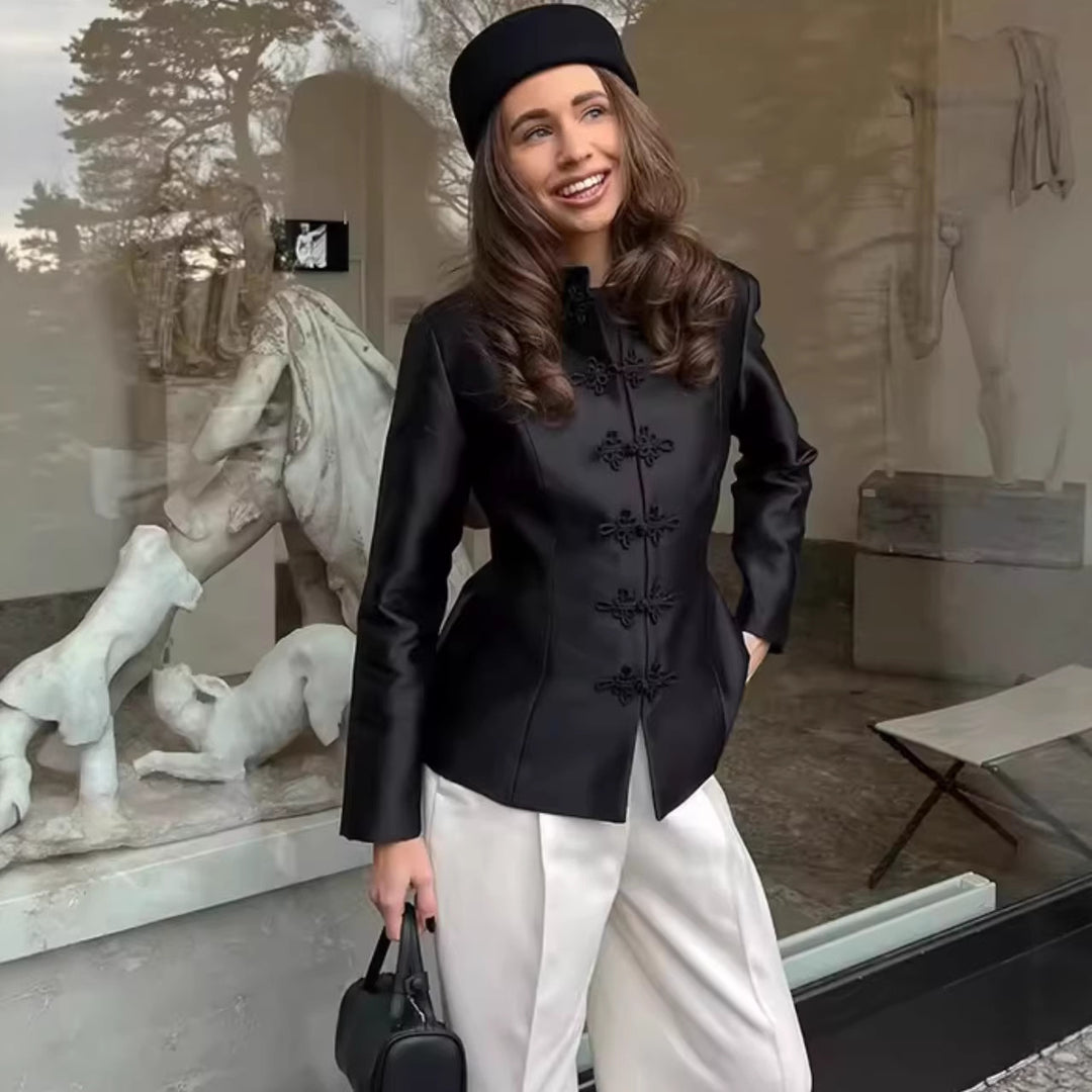 Damen Elegante Kurzjacke im Mandarin‑Stil mit Froschverschlüssen und taillierenden Abnähern Nord Taschen