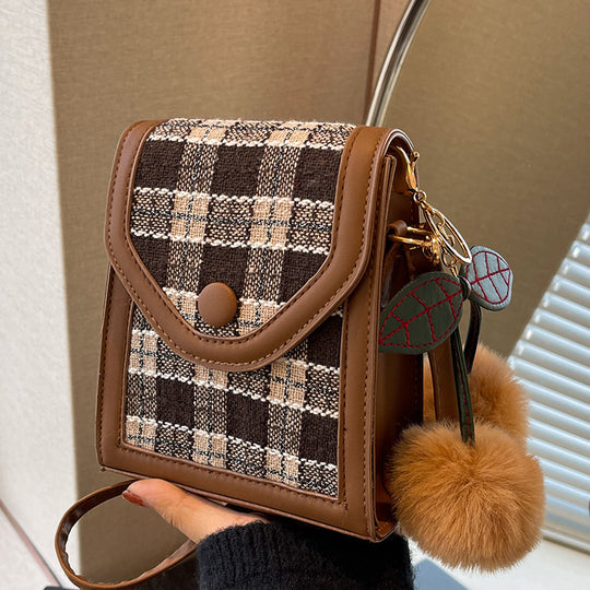 Damen Umhängetasche mit strukturiertem Karomuster und eleganter Klappöffnung Nord Taschen