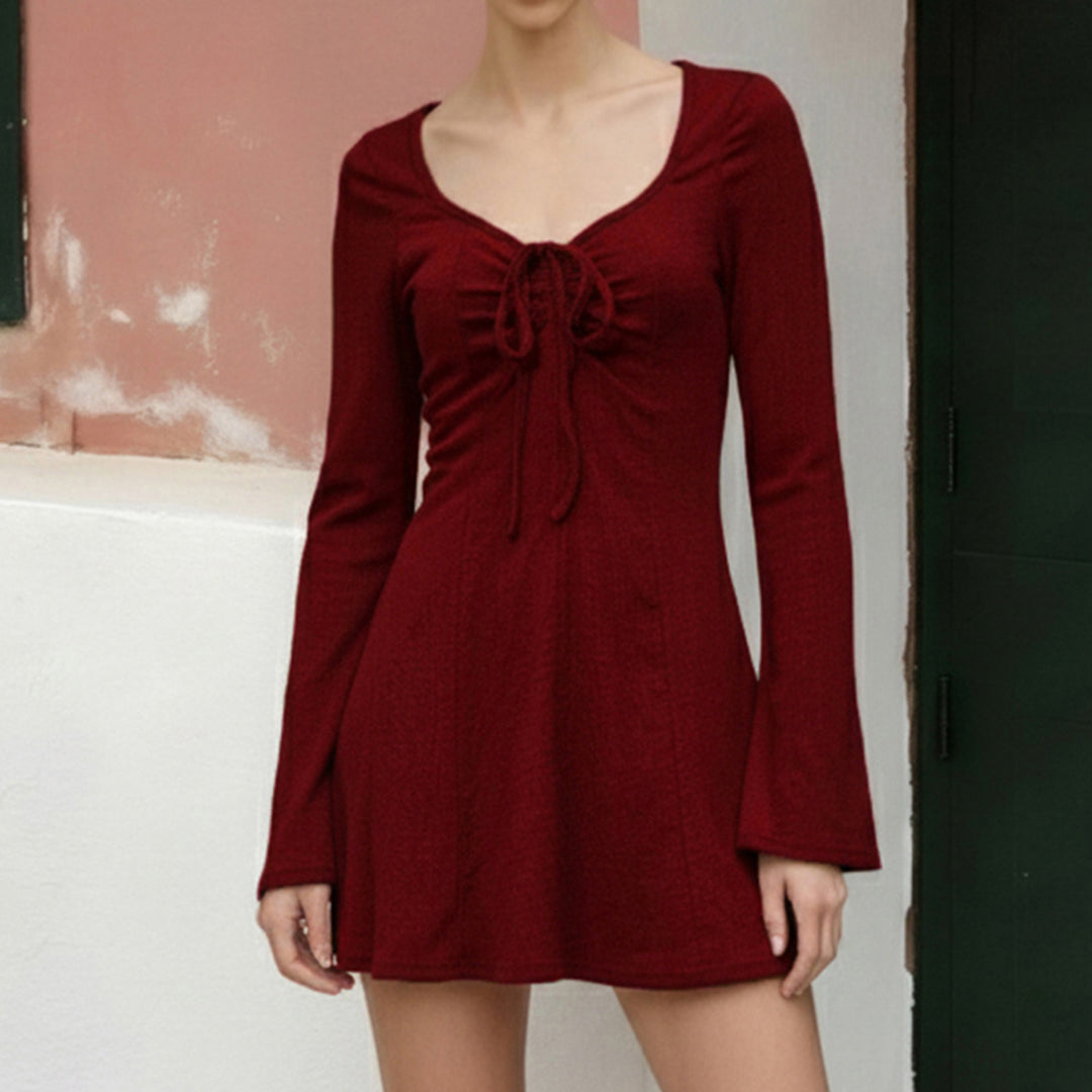 Damen elegantes Stretch-Minikleid mit Schnürbustier, taillierter A-Linie und Trompetenärmeln Nord Taschen