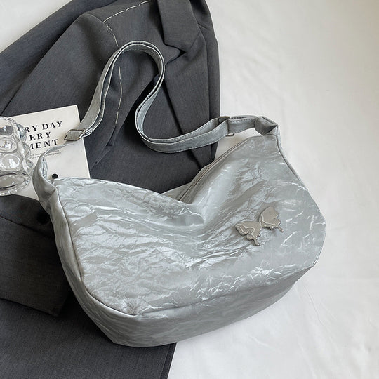 Damen Umhängetasche aus leichtem Material mit dekorativem Schmetterlingsdetail Nord Taschen