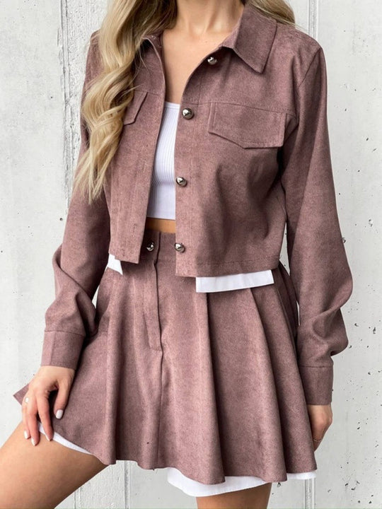 Damen kurzes Cordjacken- und Faltenrock-Set mit taillenhohem Faltenrock und cropped Hemdjacke Nord Taschen