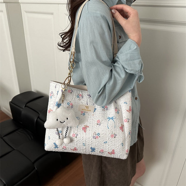 Damen Beuteltasche mit floralem Muster und verspieltem Anhänger Nord Taschen