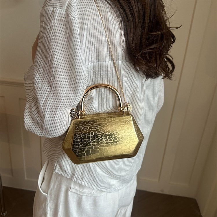 Damen stilvolle Handtasche mit exklusivem Metallgriff Nord Taschen