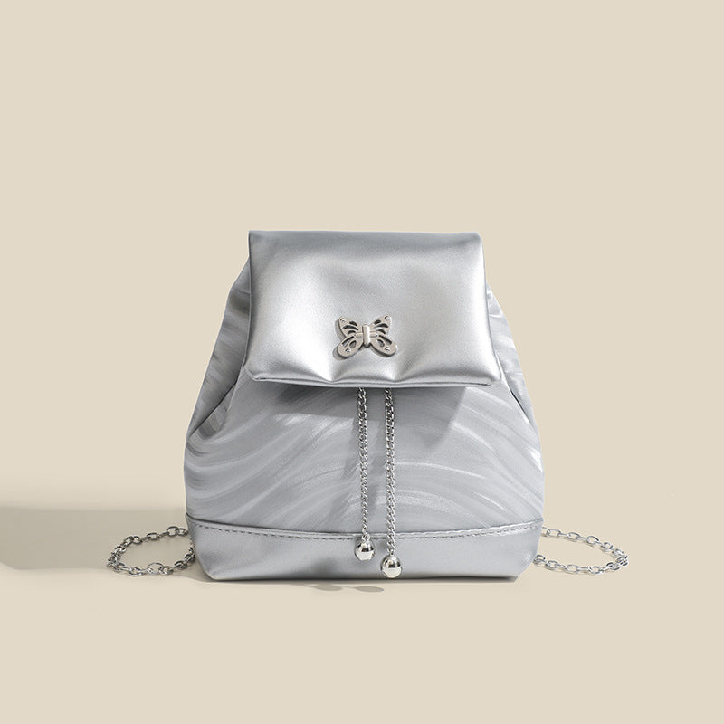 Damen Rucksackhandtasche mit verspieltem Schmetterlingsverschluss und eleganter Oberflächenstruktur Nord Taschen