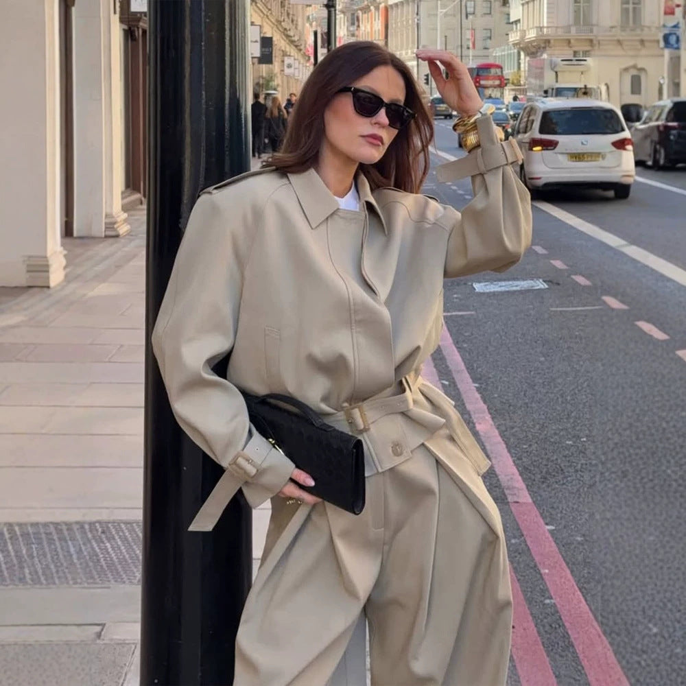 Damen Taillierte Kurz-Trenchjacke mit Bindegürtel, Raglanärmeln und verdeckter Knopfleiste Nord Taschen