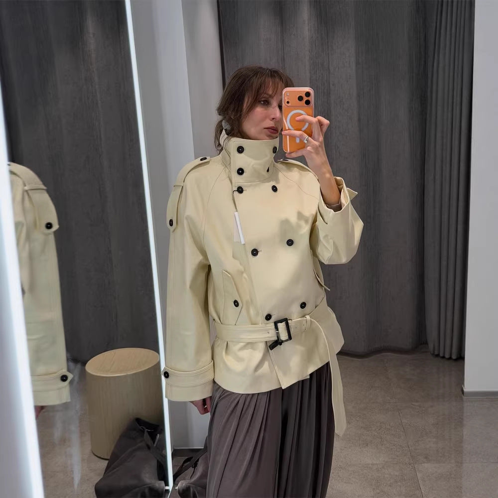 Damen Kurze doppeltknöpfte Trenchjacke mit hohem Stehkragen und Taillengürtel Nord Taschen