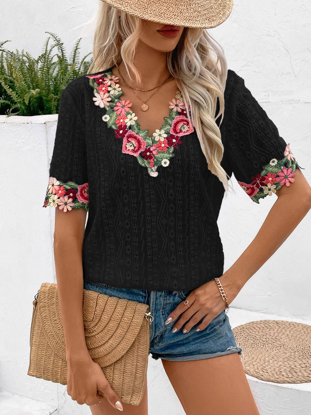 Damen Bluse mit floralen Stickereien und luftigen Ärmeln