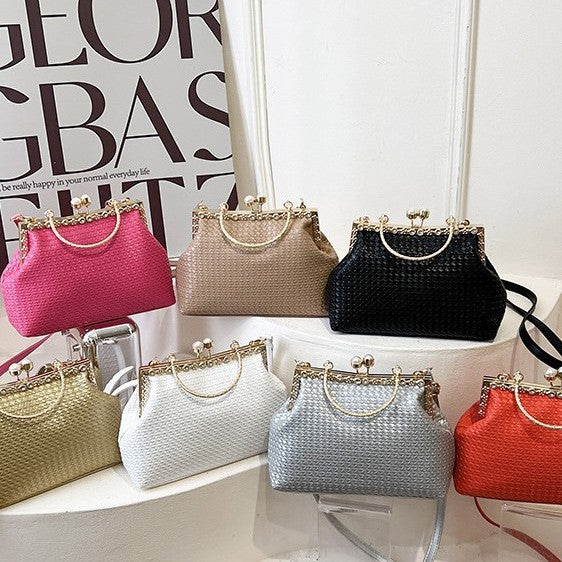 Damen elegante Handtasche mit glamourösen Kettenakzenten Nord Taschen