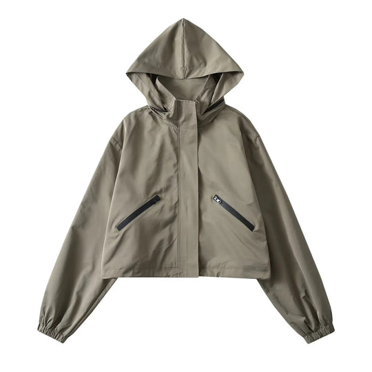 Damen Cropped Regenjacke mit Kapuze, wasserabweisender Tech‑Qualität und schrägen Reißverschlusstaschen Nord Taschen