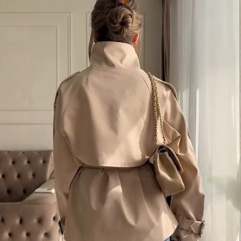 Damen Kurzer Boxy-Trenchcoat mit hohem Stehkragen, doppelreihiger Front & Taillengürtel Nord Taschen