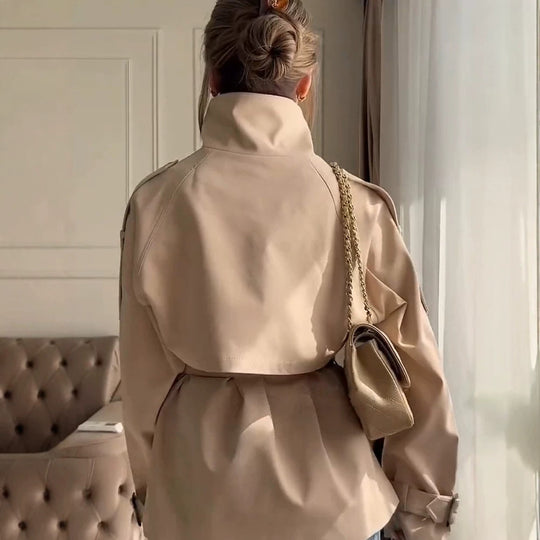 Damen Kurzer Boxy-Trenchcoat mit hohem Stehkragen, doppelreihiger Front & Taillengürtel Nord Taschen