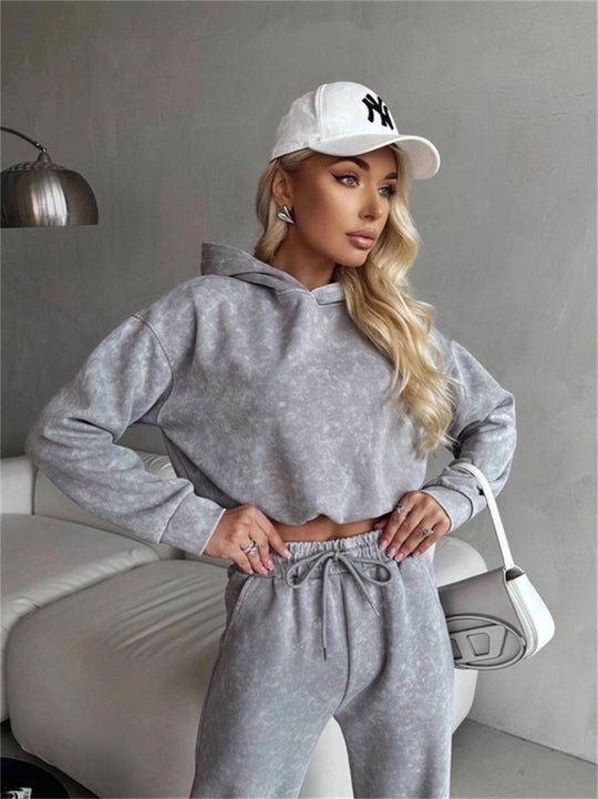 Damen kurz geschnittenes Kapuzenhoodie und hoch geschnittene Jogginghose Set Nord Taschen