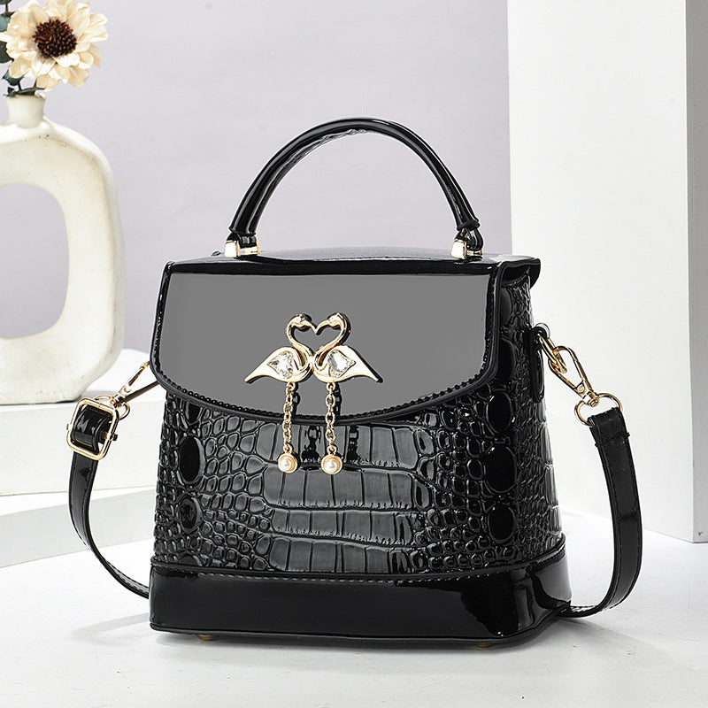 Damen elegante Handtasche mit dekorativen Herz-Applikationen Nord Taschen