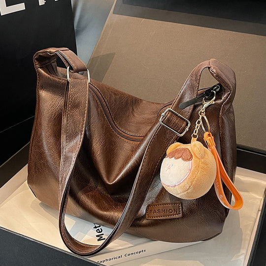 Damen Hobo-Tasche mit charmantem Plüschanhänger und weichem Kunstleder Nord Taschen
