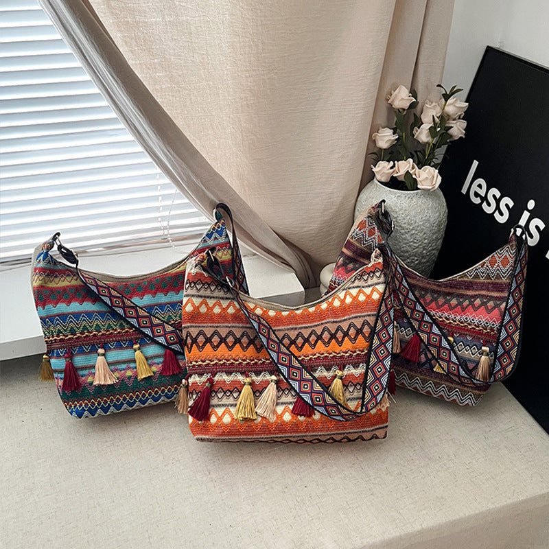 Damen Umhängetasche mit kunstvollem Ethnodesign und lebhaften Quasten Nord Taschen