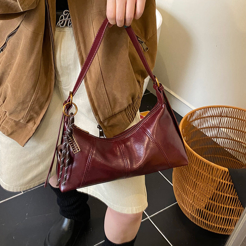 Damen elegante Hobo-Handtasche aus hochwertigem Kunstleder mit edlem Kettenanhänger Nord Taschen