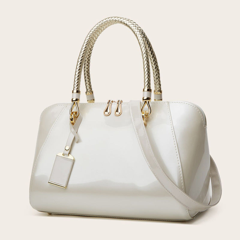 Damen Handtasche mit eleganter Lackoberfläche und geflochtenen Griffen Nord Taschen