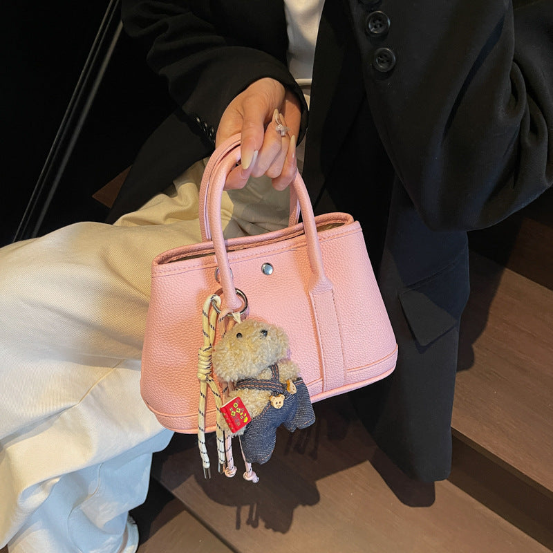 Damenhandtasche mit verspieltem Design und charmantem Plüschanhänger Nord Taschen