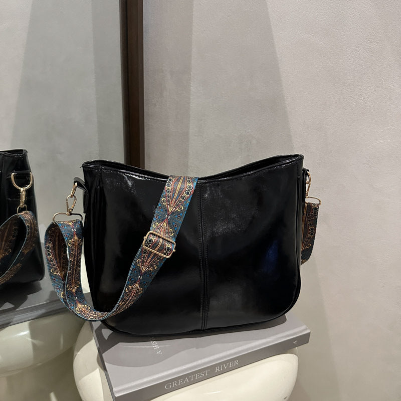 Damen Umhängetasche mit auffälligem dekorativem Trageriemen Nord Taschen