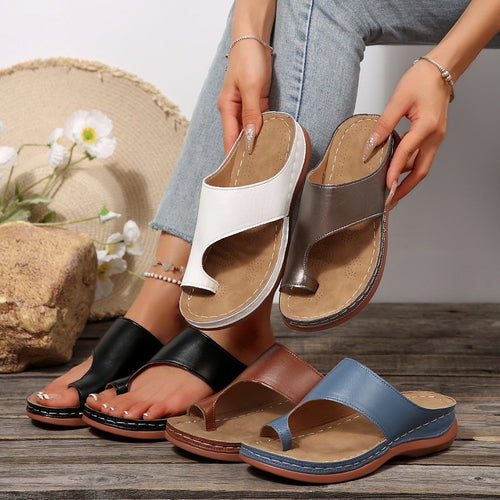 Damen Zehentrenner mit eleganter Metallic-Oberfläche und gepolstertem Fußbett