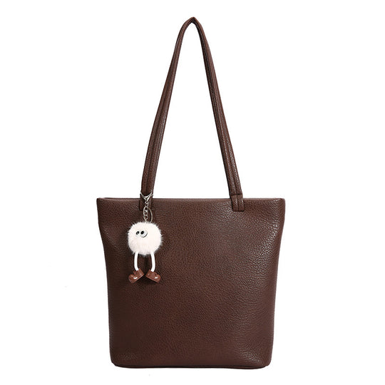 Damen modische Tragetasche aus robustem Leder mit charmantem Anhänger Nord Taschen