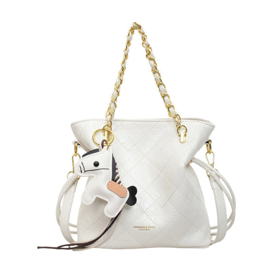 Damen moderne Hobo-Tasche mit eleganten Kettenakzenten und verspieltem Anhänger Nord Taschen