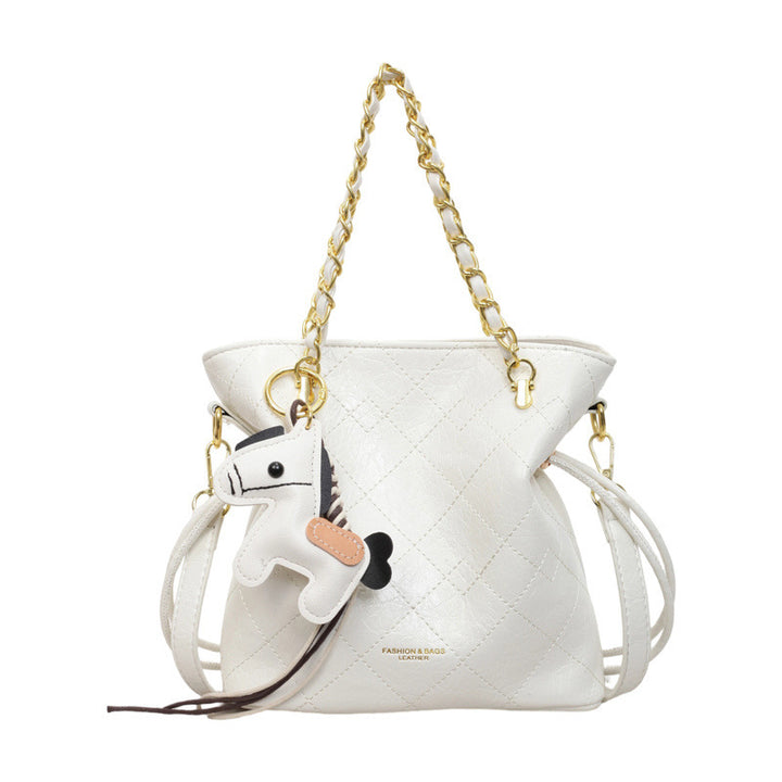 Damen moderne Hobo-Tasche mit eleganten Kettenakzenten und verspieltem Anhänger Nord Taschen