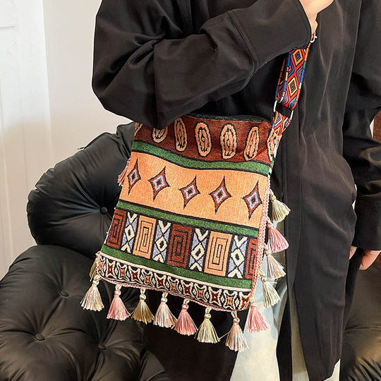 Damen Umhängetasche mit buntem geometrischen Muster und charmanten Quasten Nord Taschen