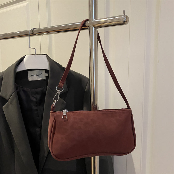 Damen Umhängetasche mit geschmeidiger Oberfläche und trendigem Leo-Muster Nord Taschen