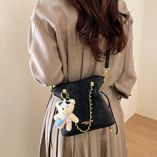 Damen Hobo-Tasche mit verspieltem Teddy-Anhänger und eleganten Kettenakzenten Nord Taschen