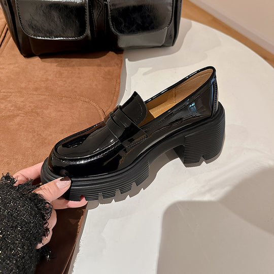 Damen Chunky‑Pennyloafer in Lackoptik mit gezahnter Lug‑Sohle und gepolstertem Komfortfutter Nord Taschen