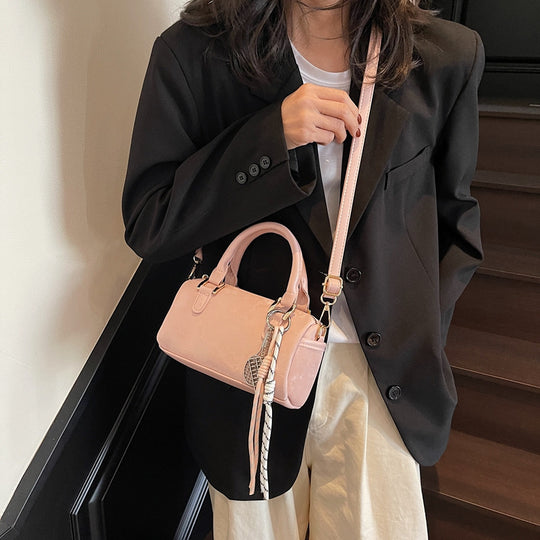 Damen elegante Umhängetasche mit abnehmbarem Schulterriemen und modischem Anhänger Nord Taschen