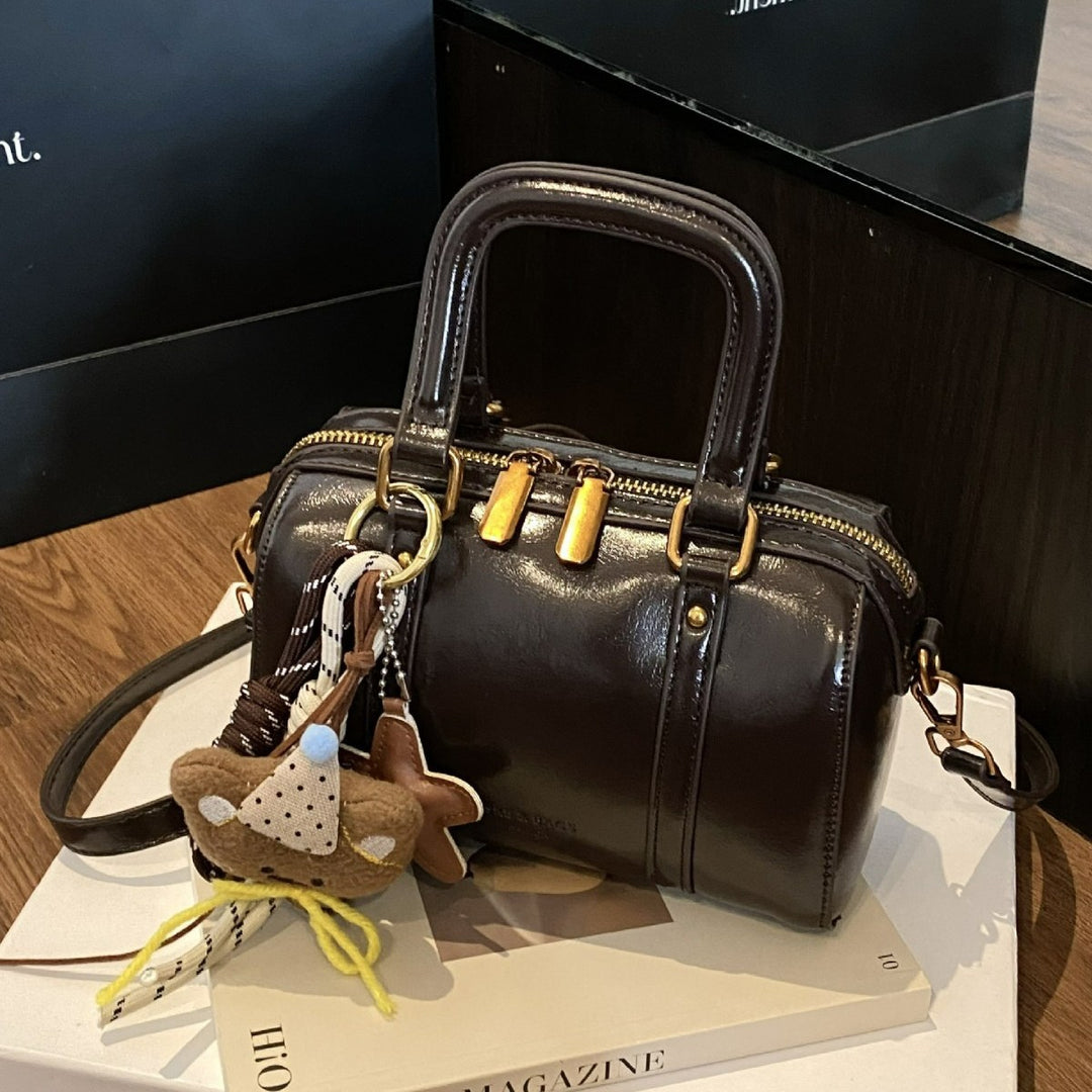 Damen Handtasche mit verspieltem Anhänger Nord Taschen
