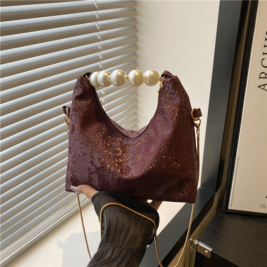 Damen Umhängetasche mit Perlenhenkel und eleganter Schlangenprägung Nord Taschen