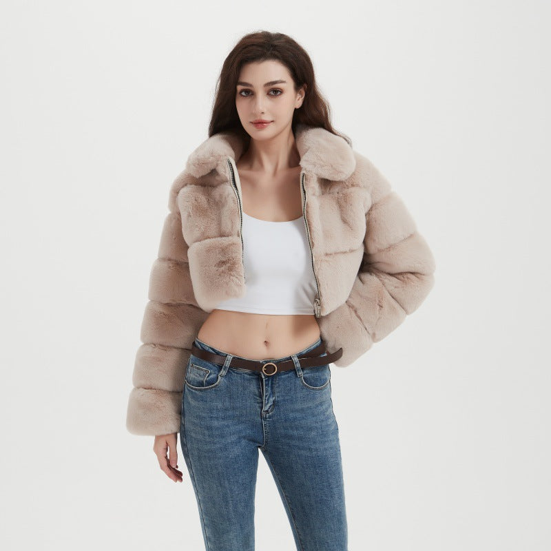 Damen Cropped Kunstpelzjacke mit horizontalen Volumenpaneelen, Steh-Umlegekragen und Reißverschluss Nord Taschen