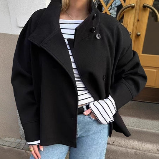 Damen Kurz geschnittene Boxy-Jacke mit Stehkragen und asymmetrischer Knopfleiste Nord Taschen