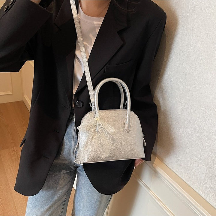 Damen stilvolle Handtasche mit dekorativem Spitzenanhänger Nord Taschen
