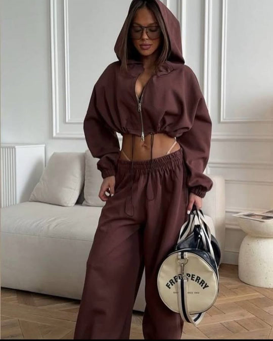 Damen kurz geschnittene Kapuzenjacke mit Kordelzug und weite Loungehose mit hohem Bund Nord Taschen