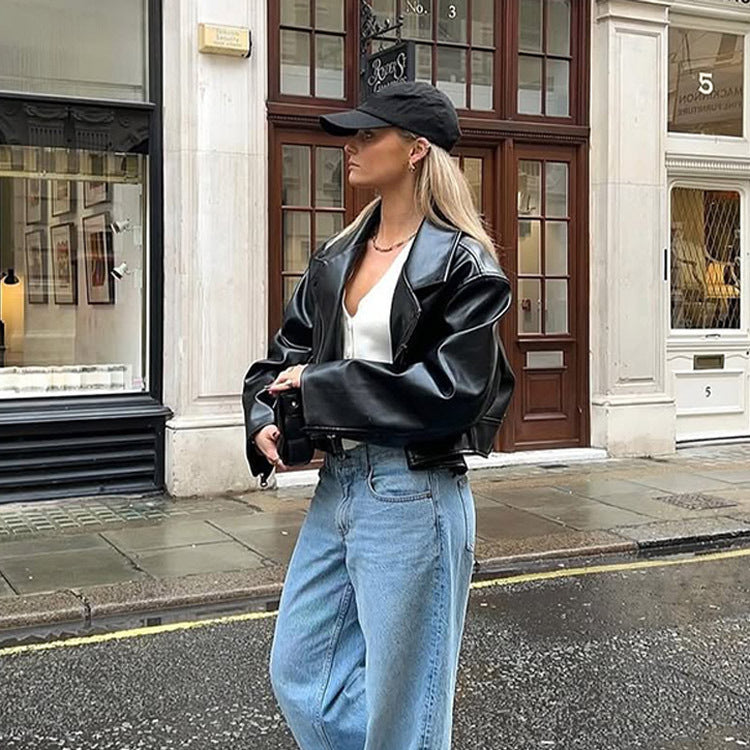 Damen Cropped Boxy‑Bikerjacke aus Lederimitat mit markanter Schulterpartie und kastiger Silhouette Nord Taschen
