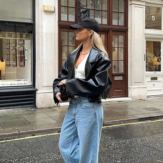Damen Cropped Boxy‑Bikerjacke aus Lederimitat mit markanter Schulterpartie und kastiger Silhouette Nord Taschen