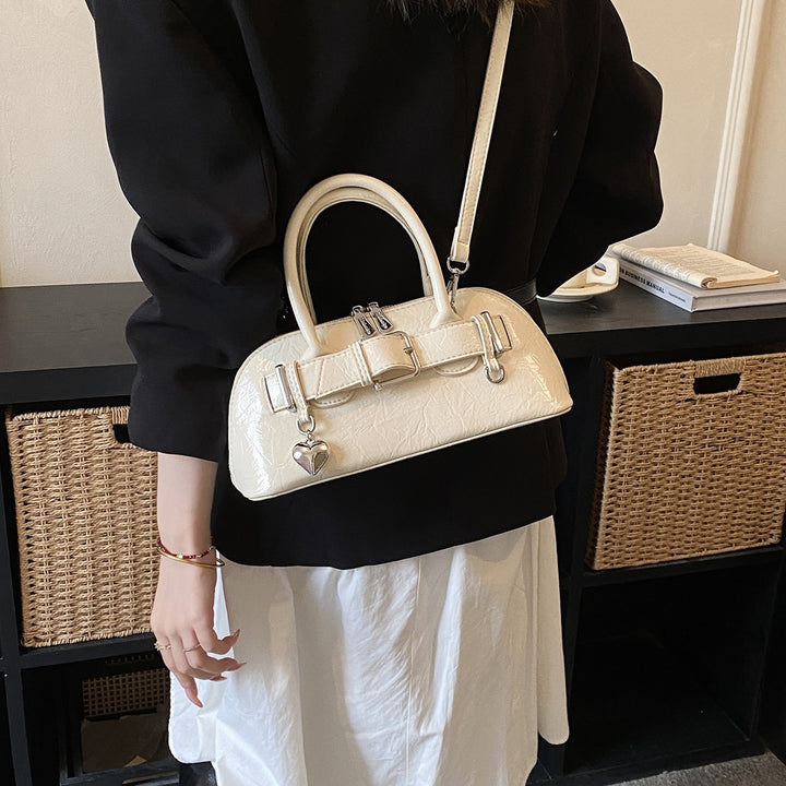 Damen-Handtasche mit schickem Metallic-Lackfinish und dekorativem Herzanhänger Nord Taschen
