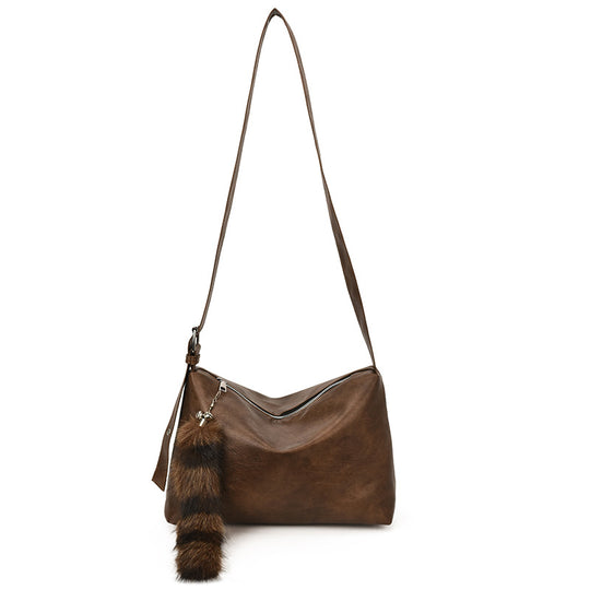 Damen Schultertasche mit sanften Kurven und einzigartigem Pelzanhänger Nord Taschen