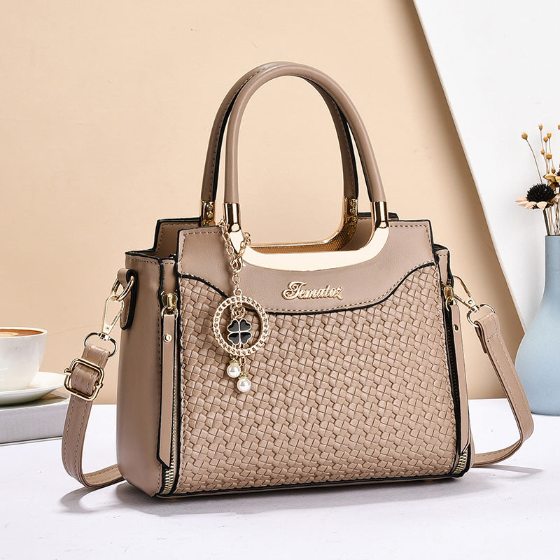 Damen Handtasche mit geflochtenem Design und eleganten Akzenten Nord Taschen