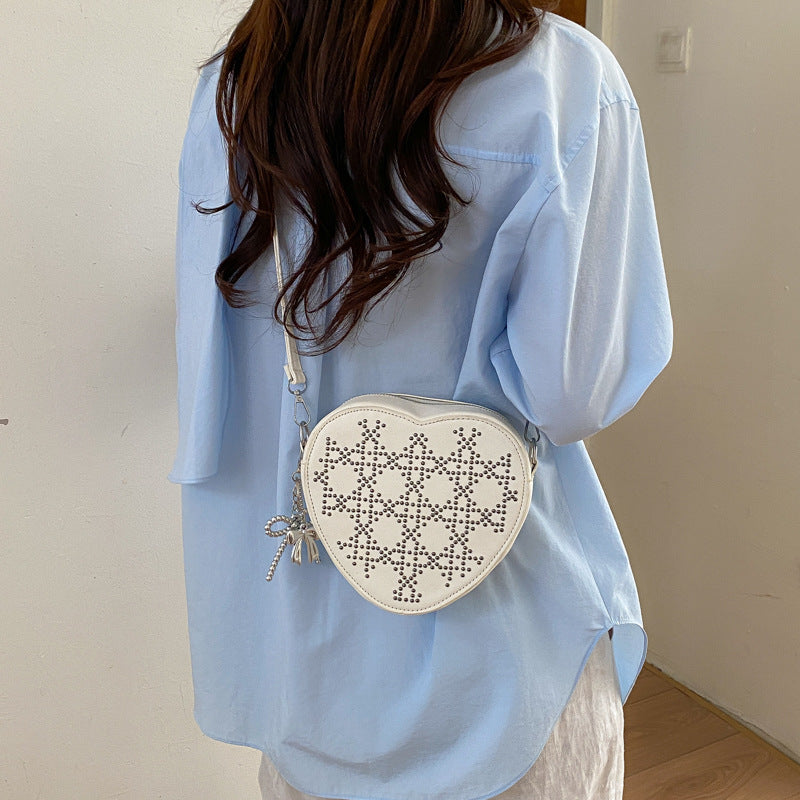 Damen herzförmige Umhängetasche aus Denim mit eleganten Perlendetails Nord Taschen
