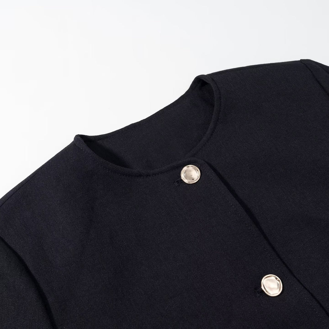 Damen Kurzblazer ohne Kragen mit Rundhalsausschnitt, Zierknopf‑Verschluss und paspelierten Taschen Nord Taschen
