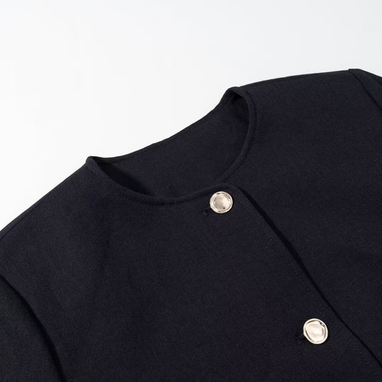 Damen Kurzblazer ohne Kragen mit Rundhalsausschnitt, Zierknopf‑Verschluss und paspelierten Taschen Nord Taschen